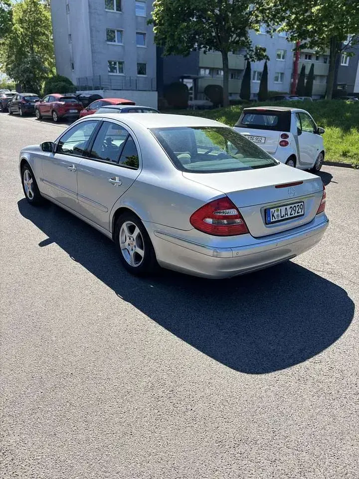 Gebraucht Mercedes E240 Classic 177 PS (130 kW) 2002 Silber Limousine
