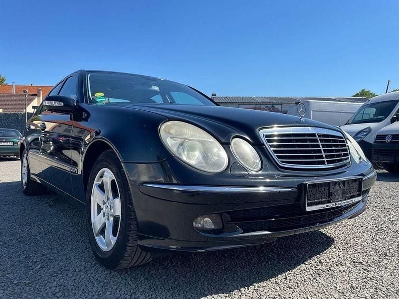 Obsidianschwarz metalliclack Gebraucht 2006 Mercedes E200 Avantgarde Limousine | 6.900 € (Fairer Preis) - Bild 1/4