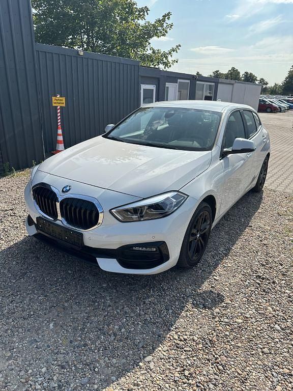 Weiß Gebraucht 2021 BMW 118 Sport Line Kleinwagen | 18.750 € (Fairer Preis) - Bild 1/4