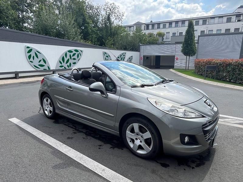Silber Gebraucht 2011 Peugeot 207 CC Platinum Cabrio | 4.000 € (Fairer Preis) - Bild 1/4