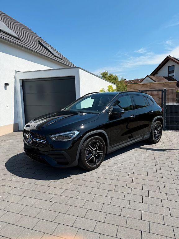 Schwarz Gebraucht 2022 Mercedes GLA200 AMG SUV | 35.000 € (Guter Preis) - Bild 1/4