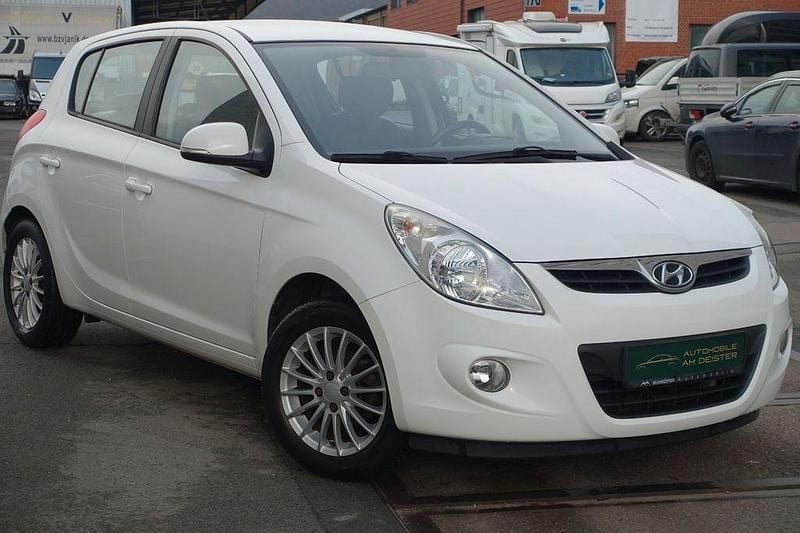 Weiß Gebraucht 2012 Hyundai i20 Edition Limousine | 4.990 € (Guter Preis) - Bild 1/4