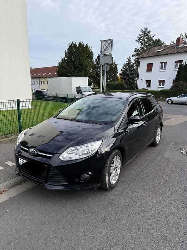 Schwarz Gebraucht 2013 Ford Focus Kombi | 2.500 € (Superpreis) - Bild 1/4
