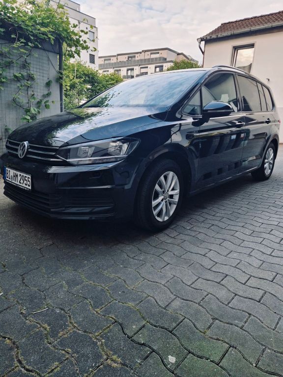 Schwarz Gebraucht 2017 VW Touran Comfortline Van / Kleinbus | 11.000 € (Etwas zu teuer) - Bild 1/4