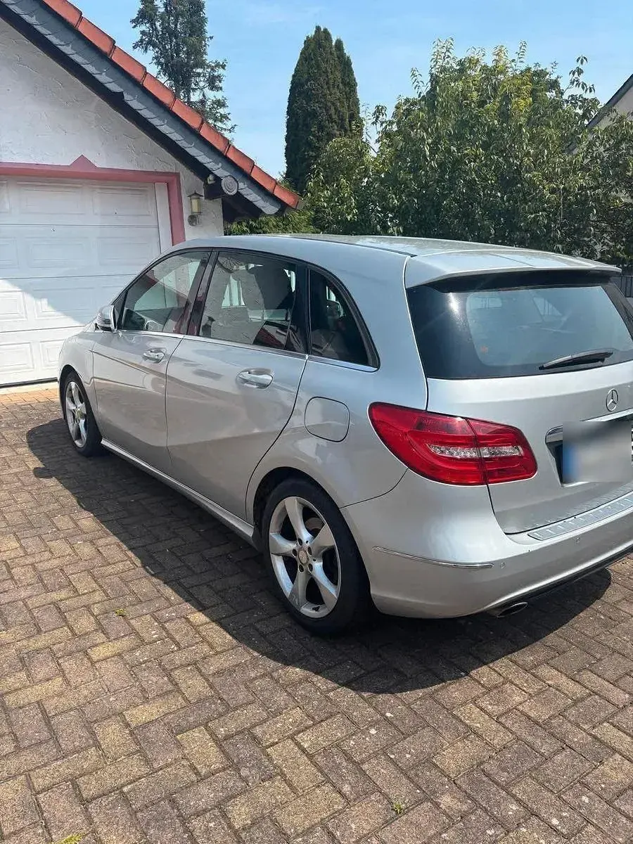 Gebraucht Mercedes B180 122 PS (89 kW) 2013 Silber Kleinwagen