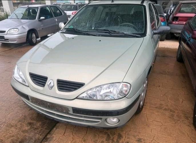 Beige Gebraucht 2002 Renault Mégane II Limousine | 740 € (Guter Preis) - Bild 1/4