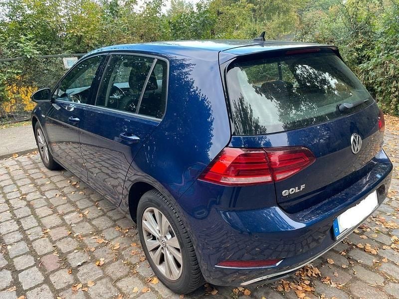 Blau Gebraucht 2018 VW Golf VII Comfortline Limousine | 10.000 € (Superpreis) - Bild 1/4
