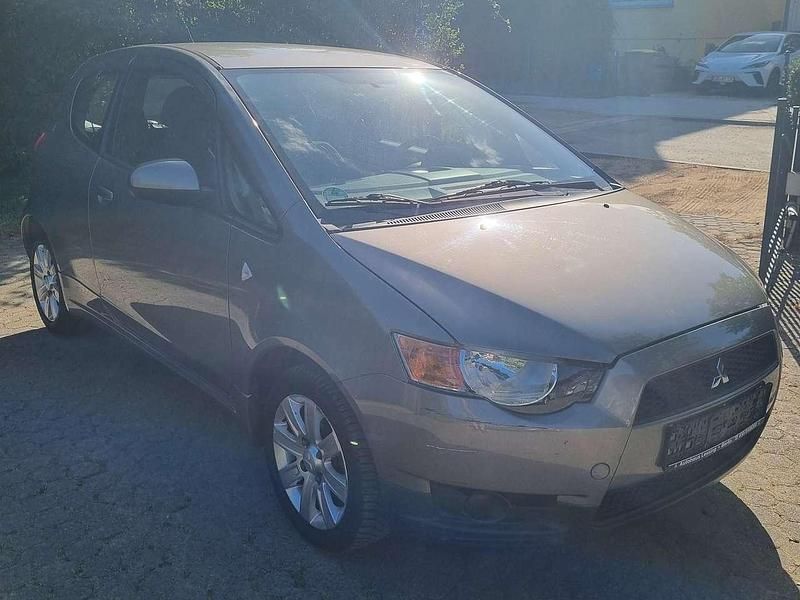 Grau Gebraucht 2012 Mitsubishi Colt Motion Limousine | 6.950 € (Fairer Preis) - Bild 1/4