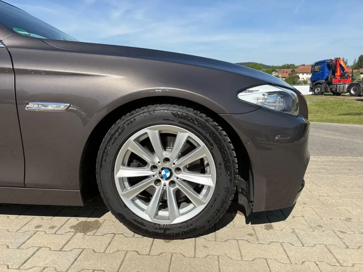 Second-hand BMW 520 Sport Line 184 CP (135 kW) 2011 Maro Break