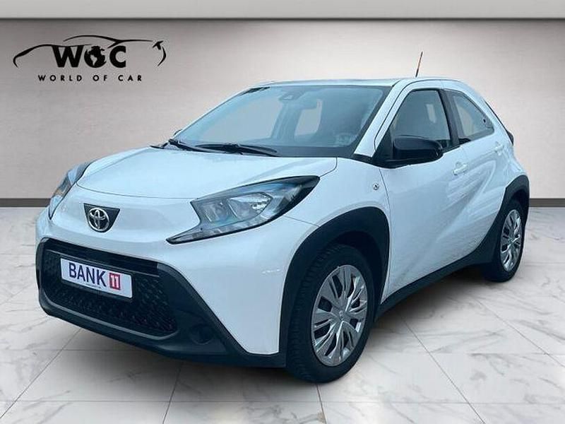 Super white 2 Gebraucht 2023 Toyota Aygo Play Kleinwagen | 12.990 € - Bild 1/4