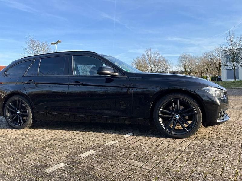 Gebraucht BMW 318 Efficient Dynamics 136 PS (100 kW) 2019 Schwarz Kombi