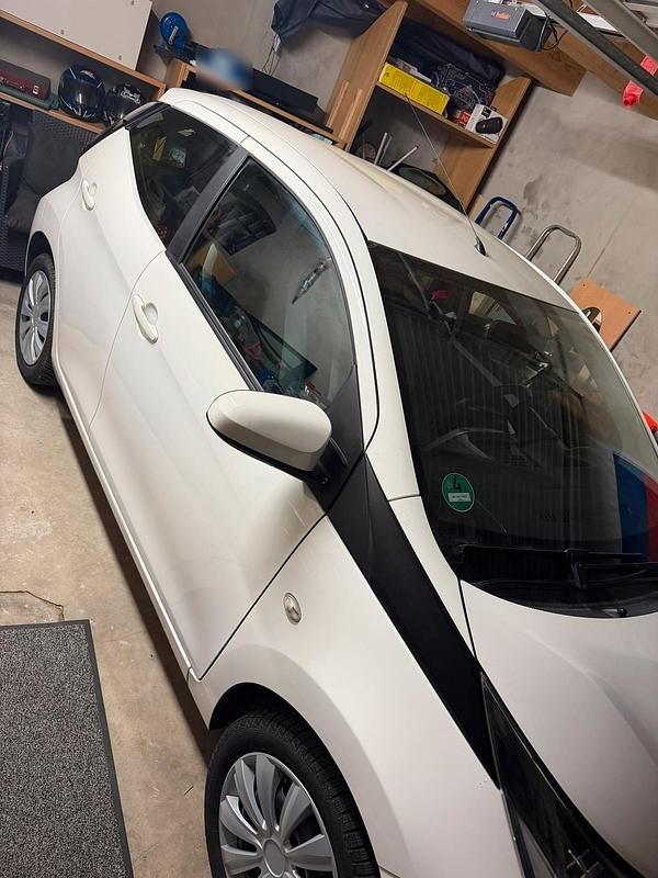 Gebraucht Toyota Aygo 69 PS (50 kW) 2016 Weiß Kleinwagen