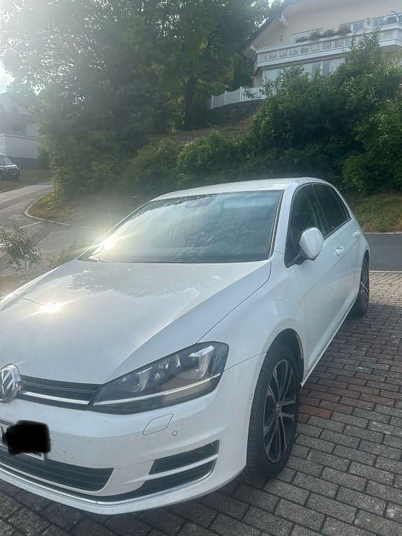 Weiß Gebraucht 2016 VW Golf VII Allstar Limousine | 9.999 € (Guter Preis) - Bild 1/4