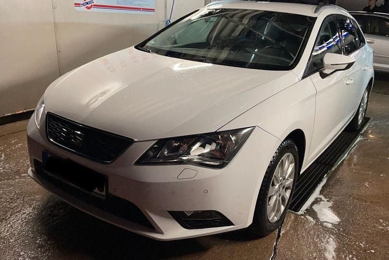 Weiß Gebraucht 2017 Seat Leon ST Kombi | 7.900 € (Fairer Preis) - Bild 1/4