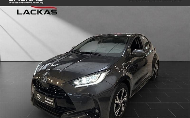 Grau Neu 2025 Toyota Yaris Hybrid Comfort Limousine | 25.990 € (Fairer Preis) - Bild 1/4
