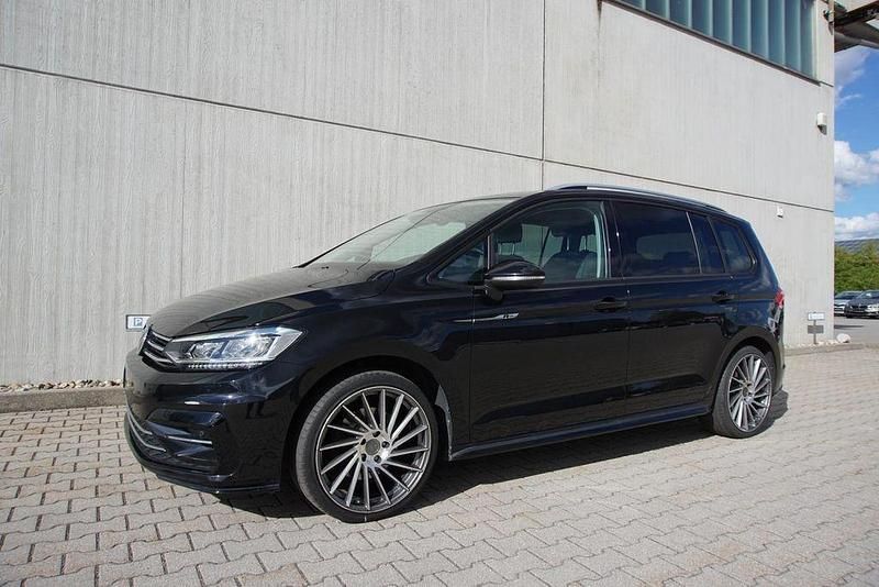 Gebraucht VW Touran R-line 150 PS (110 kW) 2018 Deep black perleffekt Van / Kleinbus