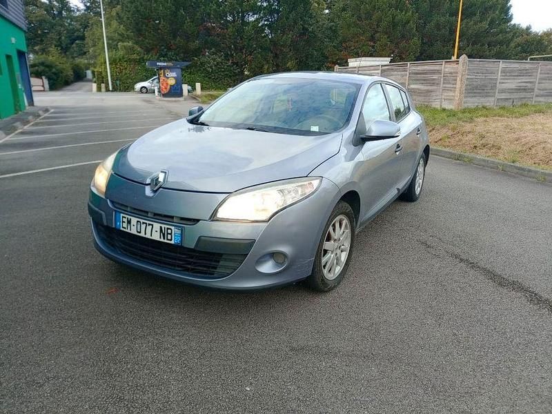 Grau Gebraucht 2009 Renault Mégane Expression Limousine | 3.890 € (Etwas zu teuer) - Bild 1/3