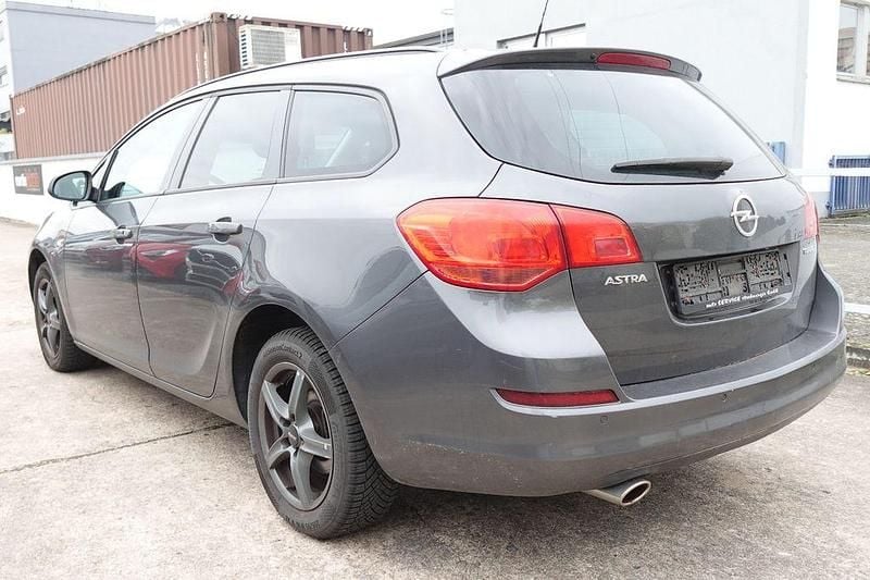 Usata Opel Astra Design Edition 140 CV (102 kW) 2011 Grigio Station wagon