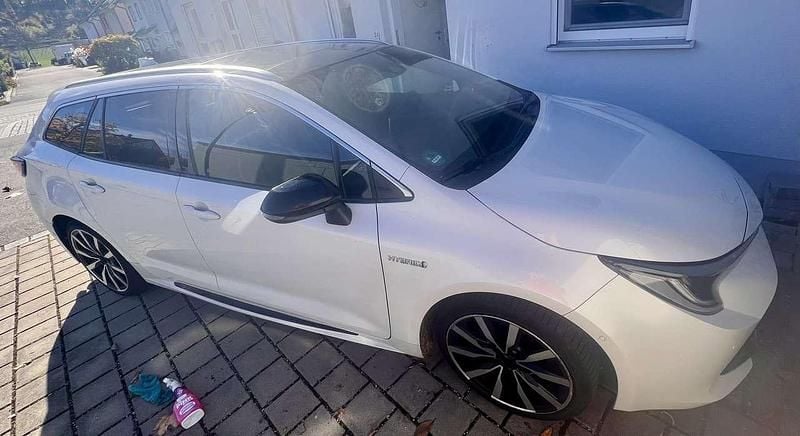 Weiß Gebraucht 2019 Toyota Corolla Hybrid Sport Kombi | 24.900 € (Teuer) - Bild 1/4