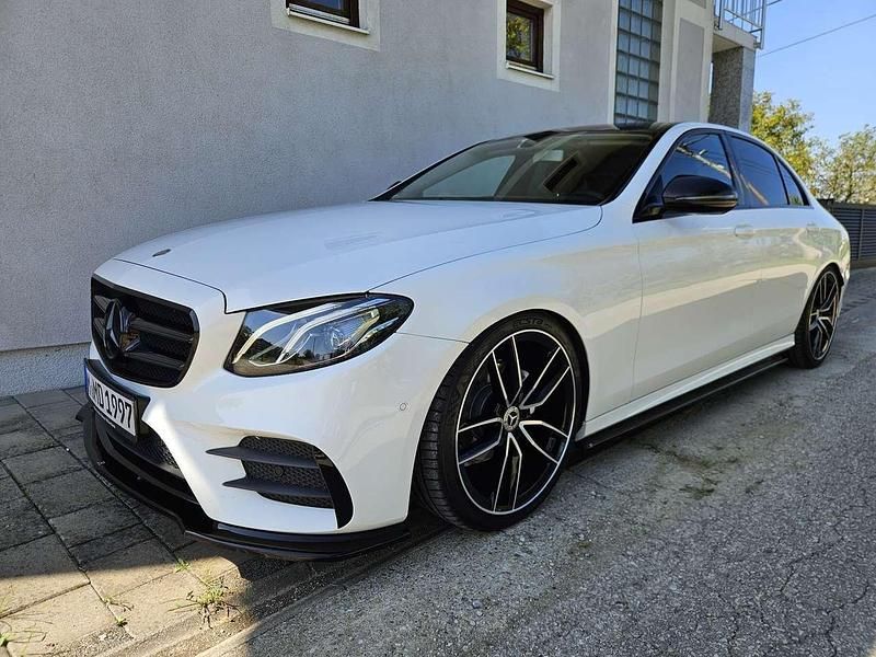 Weiß Gebraucht 2016 Mercedes E220 AMG line Limousine | 24.190 € - Bild 1/4