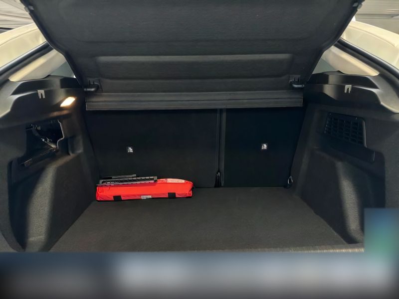 Weiß Gebraucht 2023 Citroën C4 Feel Limousine | 22.180 € (Etwas zu teuer) - Bild 1/3