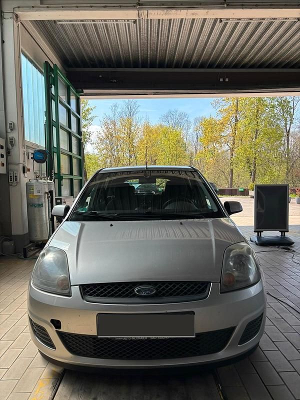 Gebraucht Ford Fiesta 69 PS (50 kW) 2007 Silber Kleinwagen