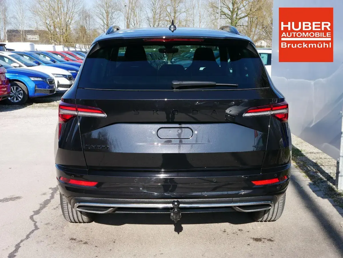 Neu Skoda Karoq SportLine 190 PS (139 kW) 2026 Blackmagic perleffekt SUV