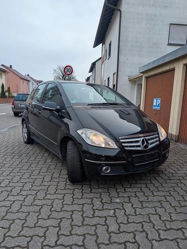 Schwarz Gebraucht 2011 Mercedes A180 Van / Kleinbus | 4.900 € (Fairer Preis) - Bild 1/4
