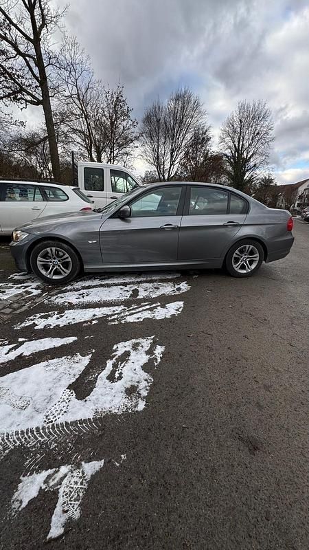 Grau Gebraucht 2009 BMW 318 Limousine | 2.700 € (Superpreis) - Bild 1/4
