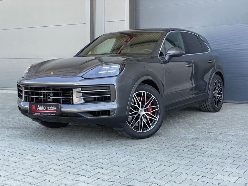 Grau Gebraucht 2023 Porsche Cayenne S Chrono SUV | 119.990 € (Teuer) - Bild 1/4