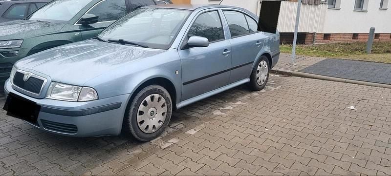 Grau Gebraucht 2004 Skoda Octavia Limousine | 1.699 € (Fairer Preis) - Bild 1/4