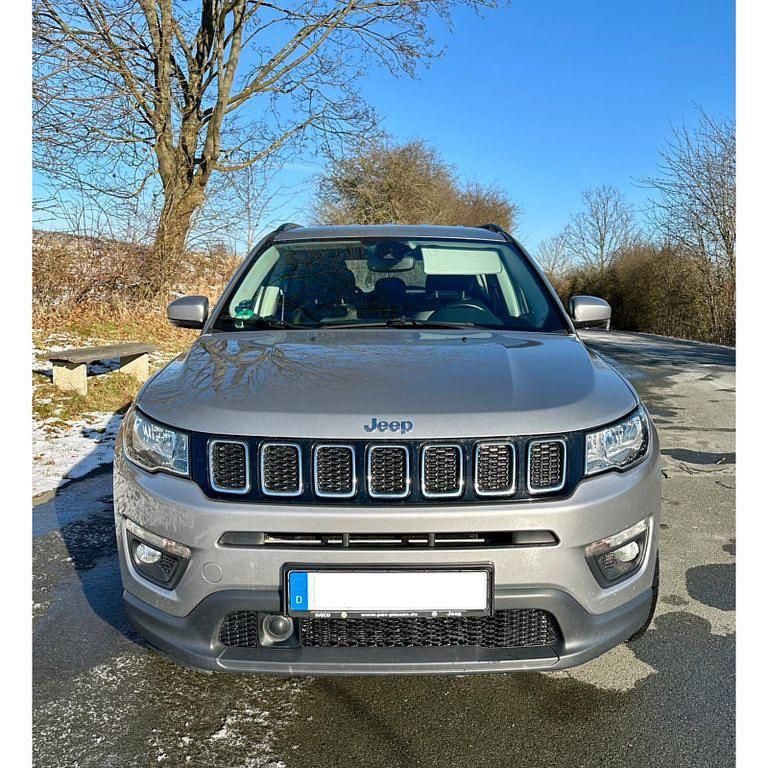 Grau Gebraucht 2019 Jeep Compass SUV | 17.999 € (Fairer Preis) - Bild 1/4
