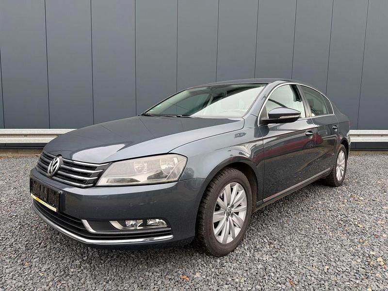 Gebraucht VW Passat 105 PS (77 kW) 2012 Grau Limousine