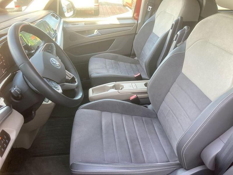 Second-hand VW Multivan Life 150 CP (110 kW) 2025 Roșu Monovolum