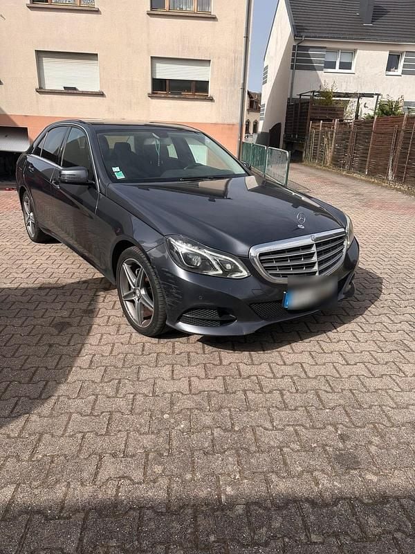 Blau Gebraucht 2014 Mercedes E300 Limousine | 8.500 € (Etwas zu teuer) - Bild 1/4