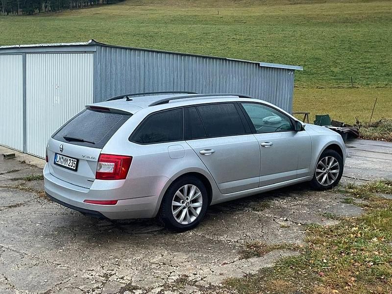 Silber Gebraucht 2016 Skoda Octavia G-TEC Ambition Kombi | 10.999 € (Teuer) - Bild 1/4