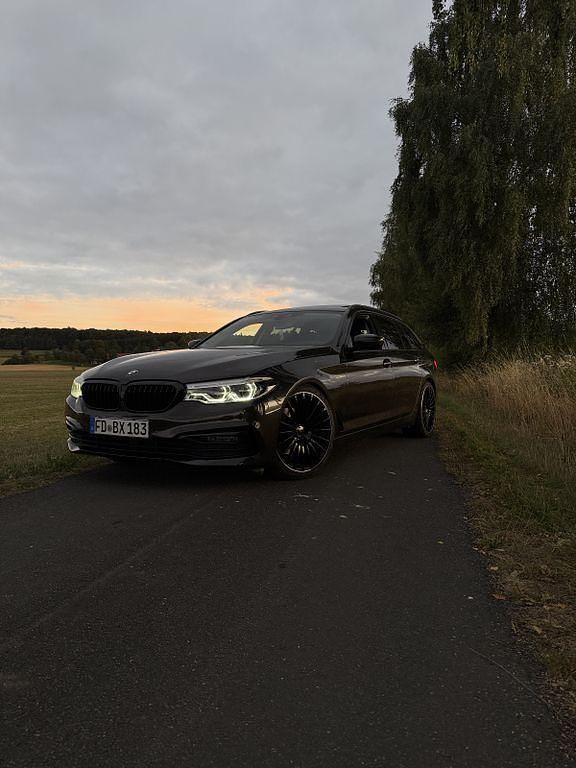 Braun Gebraucht 2018 BMW 520 Performance Kombi | 18.999 € (Teuer) - Bild 1/4
