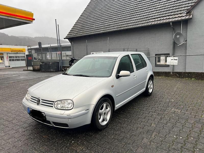 Gebraucht VW Golf IV 105 PS (77 kW) 1998 Silber Kleinwagen