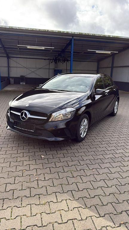 Schwarz Gebraucht 2017 Mercedes A180 Limousine | 11.990 € (Fairer Preis) - Bild 1/4