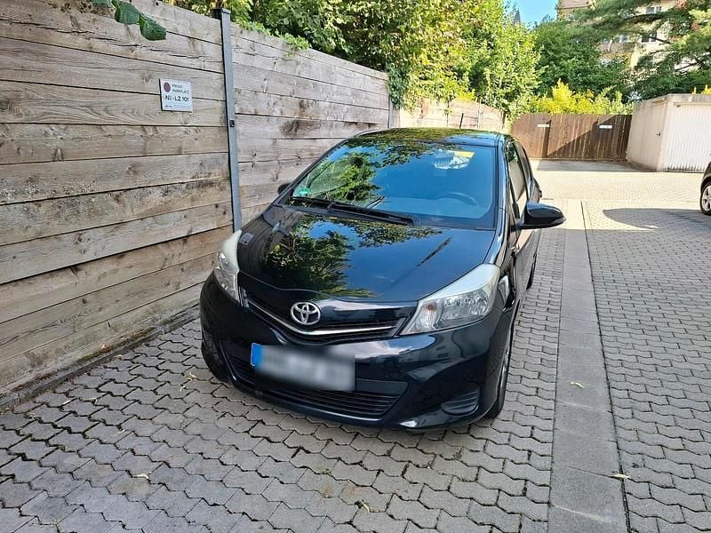 Schwarz Gebraucht 2014 Toyota Yaris Edition Kleinwagen | 6.999 € (Fairer Preis) - Bild 1/4