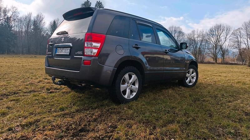 Gebraucht Suzuki Grand Vitara 127 PS (93 kW) 2010 Grau SUV