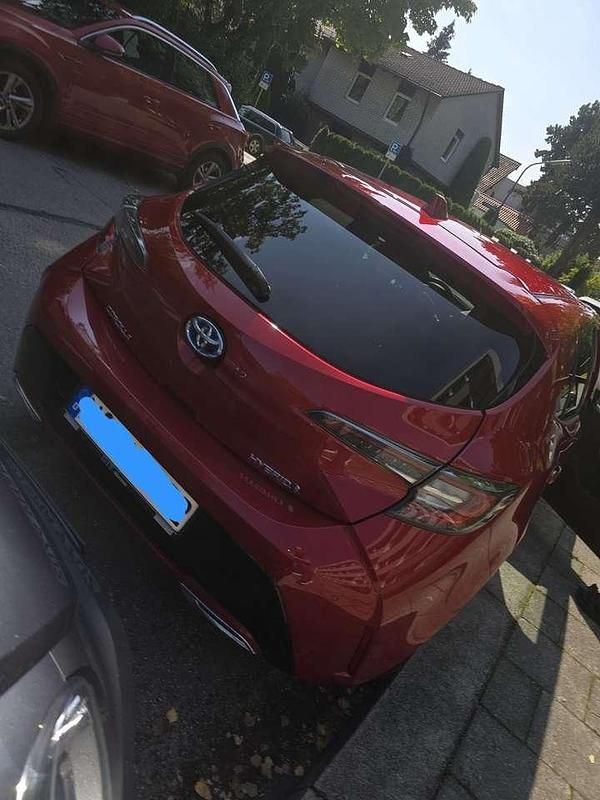 Rot Gebraucht 2019 Toyota Corolla Lounge Limousine | 17.250 € (Superpreis) - Bild 1/4