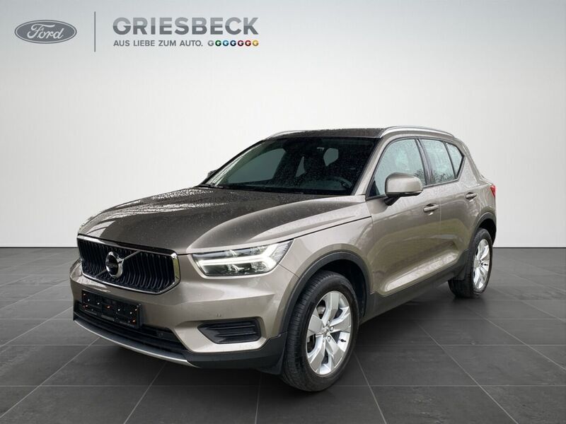 Pebble grey / metallic Gebraucht 2022 Volvo XC40 Momentum SUV | 27.495 € (Fairer Preis) - Bild 1/3