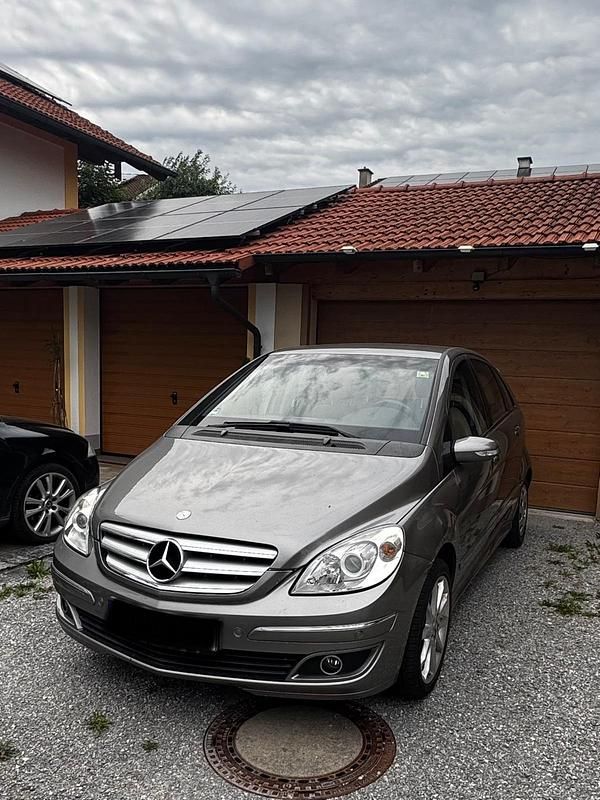 Braun Gebraucht 2005 Mercedes B180 Van / Kleinbus | 2.500 € - Bild 1/4