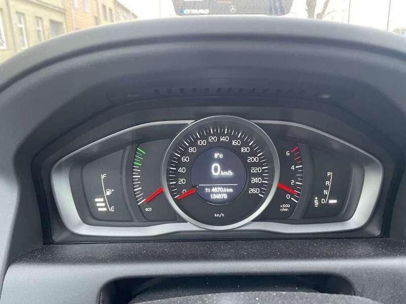 Grau Gebraucht 2016 Volvo XC60 Kinetic SUV | 16.300 € (Guter Preis) - Bild 1/4