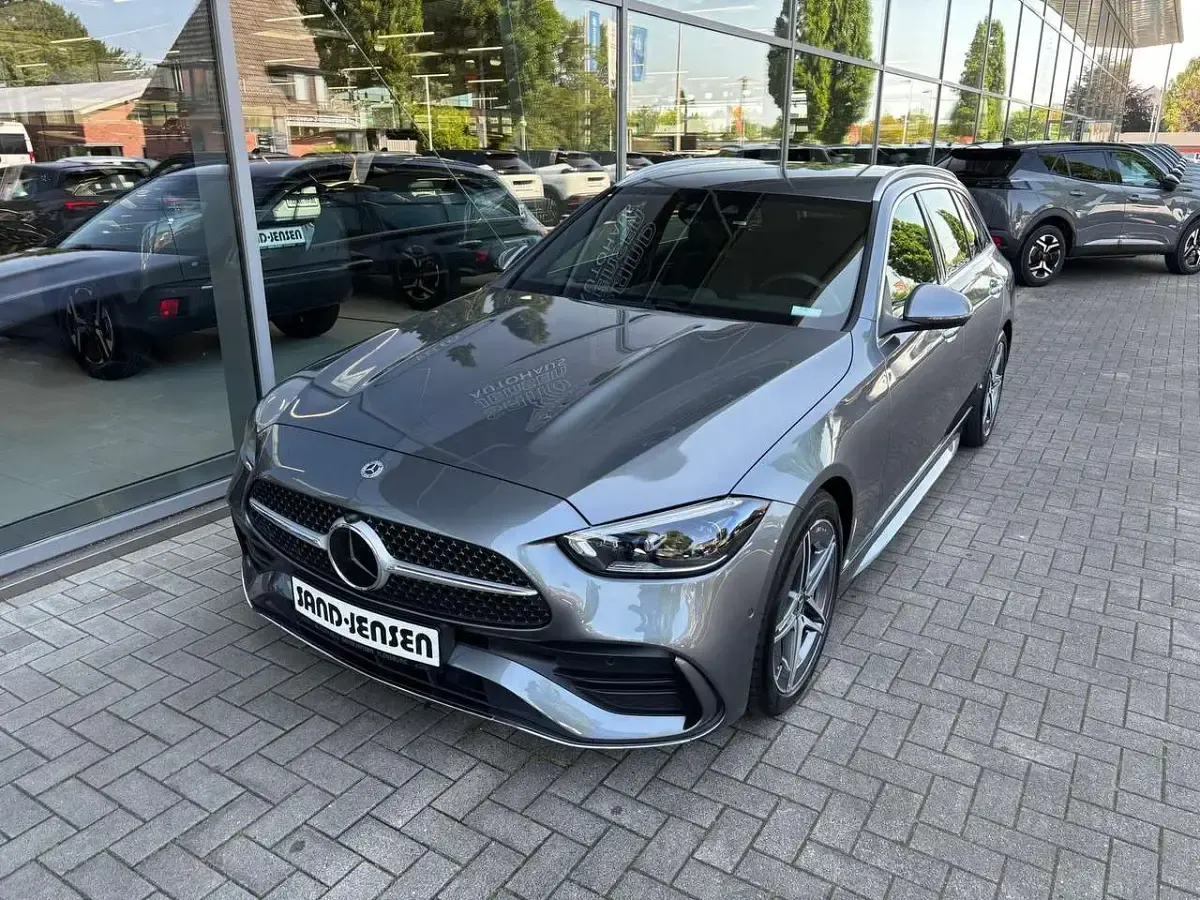 Gebraucht Mercedes C220 AMG Line Premium 197 PS (144 kW) 2024 Selenitgrau metallic Kombi