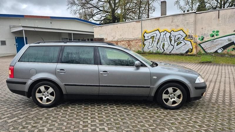 Second-hand VW Passat 131 CP (96 kW) 2004 Gri Break