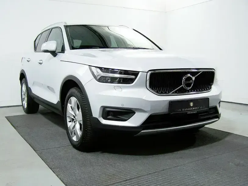 Gebraucht Volvo XC40 Momentum 180 PS (132 kW) 2020 Glacier silver (metallic) SUV
