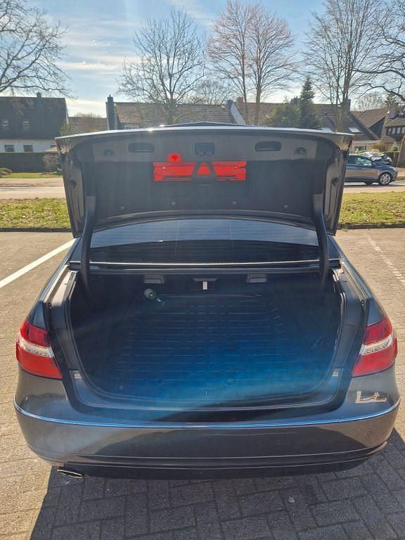 Gebraucht Mercedes E200 Elegance 184 PS (135 kW) 2011 Grau Limousine