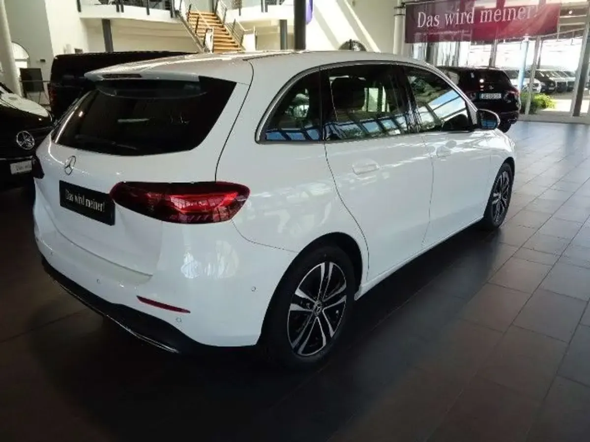 Gebraucht Mercedes B180 136 PS (100 kW) 2024 Weiß Kleinwagen